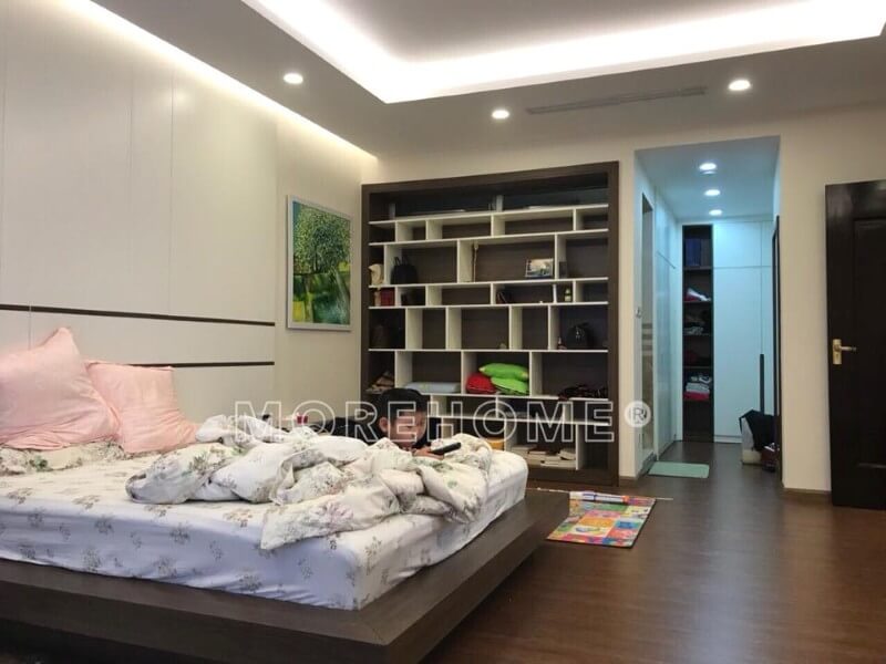 Nội thất phòng ngủ master tại căn hộ chung cư Imperia Garden này được thi công hoàn thiện bởi chất liệu gỗ công nghiệp An Cường. Nếu bạn đang có ý định thi công nội thất đồ gỗ công nghiệp tại Imperia Garden thì bạn có thể tham khảo công trình thi công nội thất phòng ngủ thực tế của chúng tôi. Thi công nội thất chung cư tại Hà Nội