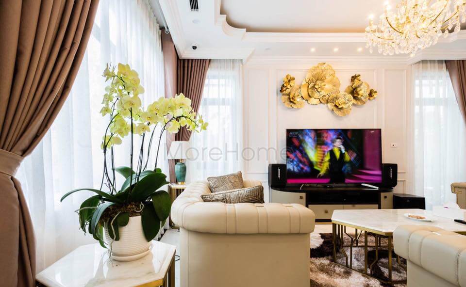 Morehome sử dụng một số đồ decor ấn tượng như hoa nổi 3D, đèn chùm, thảm trải sàn để làm điểm nhấn cho không gian thi công nội thất