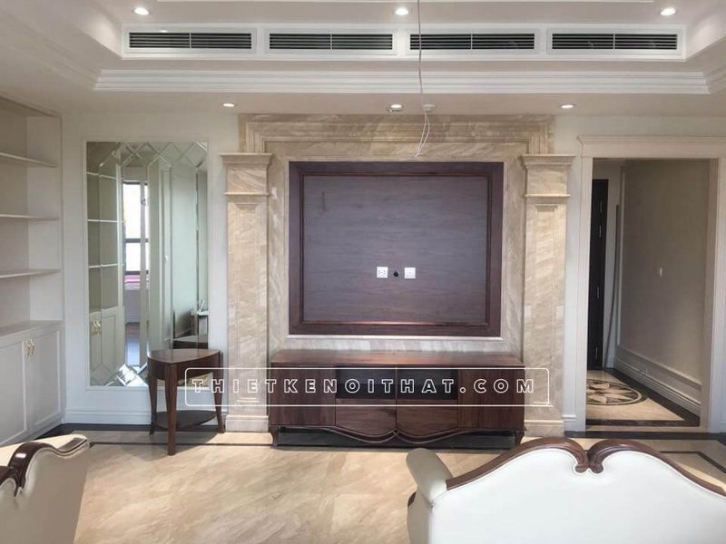 Đá ốp tường tự nhiên được sử dụng để làm cho bức tường phía sau tivi trong căn hộ cao cấp trở nên đẹp hơn.