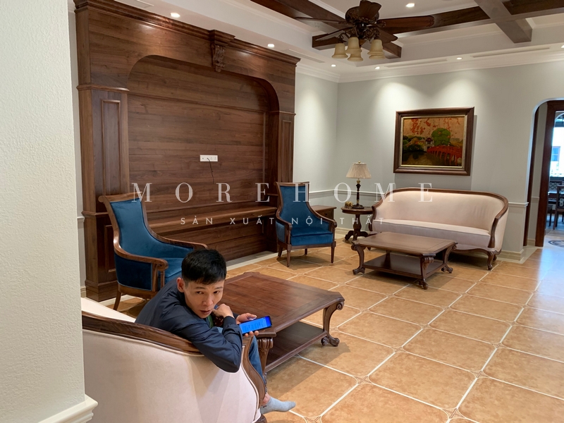 Bàn trà vuông gỗ óc chó tân cổ điển có đường nét mềm mại, các chi tiết được chạm khắc sắc nét và thẩm mỹ cao.